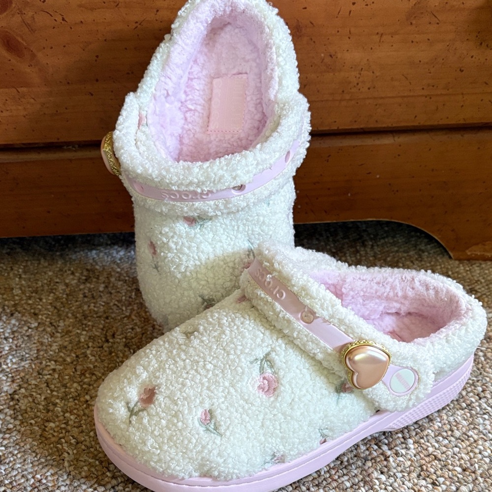 CROCS  Hollister X fuzzy soft Sherpa with Pink Roses Limited Edition Sz 7